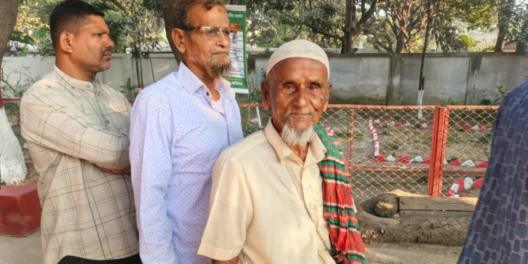 ভোট দিলেন ৯৫ বছর বয়সী আব্দুল বারেক