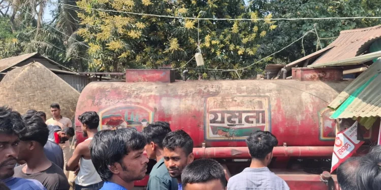 তেলবাহী লরির চাপায় ব্যবসায়ী নিহত, আহত দুই ছেলে