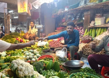 রাজশাহীতে কাঁচাবাজারে নিম্ন আয়ের ক্রেতাদের নাভিশ্বাস