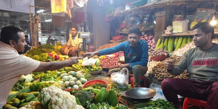 রাজশাহীতে কাঁচাবাজারে নিম্ন আয়ের ক্রেতাদের নাভিশ্বাস
