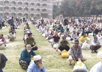 হাতিরঝিলে সুবিধাবঞ্চিত মানুষের মাঝে এমপি মিলনের খাদ্য বিতরণ