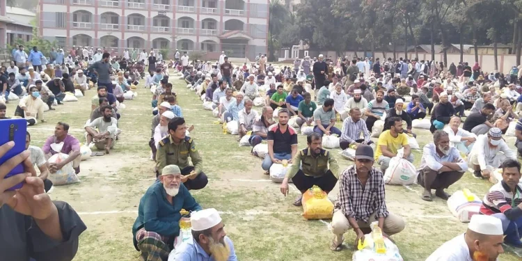 হাতিরঝিলে সুবিধাবঞ্চিত মানুষের মাঝে এমপি মিলনের খাদ্য বিতরণ