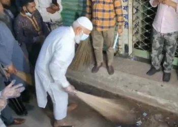 রাস্তা পরিস্কারের মধ্য দিয়ে নির্বাচনি এলাকায় কাজ শুরু জামায়াত আমিরের