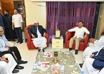 চরমোনাই পীরের বাসায় তারেক রহমান