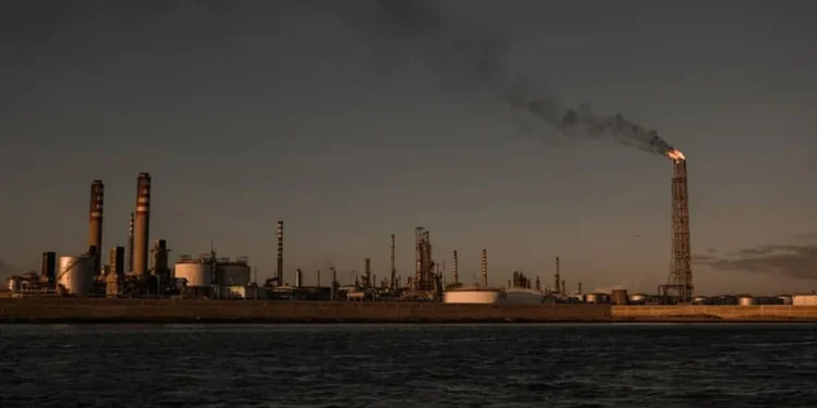 ভেনেজুয়েলার তেল খাতে নিষেধাজ্ঞা আরও শিথিল করল যুক্তরাষ্ট্র