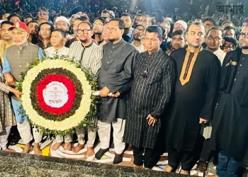 চট্টগ্রাম শহীদ মিনারে চসিক মেয়র, জেলা প্রশাসক ও নবনির্বাচিত এমপিদের শ্রদ্ধা