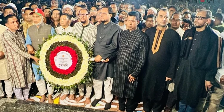 চট্টগ্রাম শহীদ মিনারে চসিক মেয়র, জেলা প্রশাসক ও নবনির্বাচিত এমপিদের শ্রদ্ধা