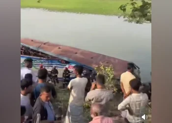 নিয়ন্ত্রণ হারিয়ে বাসের ধাক্কায় অটোরিকশা চালকসহ যাত্রী নিহত