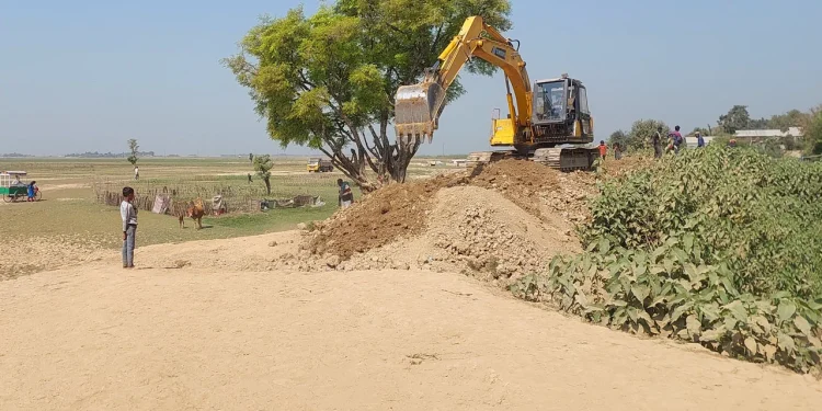 জামালগঞ্জে ফসল রক্ষা বাঁধ নির্মাণ, এখনো শেষ হয়নি মাটির কাজ