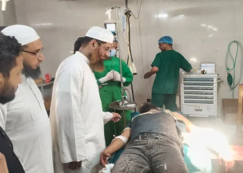 আহত জুলাইযোদ্ধাকে দেখতে হাসপাতালে মামুনুল হক