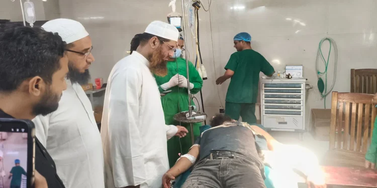 আহত জুলাইযোদ্ধাকে দেখতে হাসপাতালে মামুনুল হক