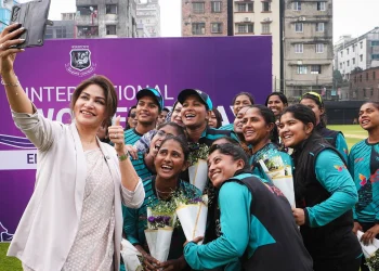নারী ক্রিকেটারদের ফুলেল শুভেচ্ছা
