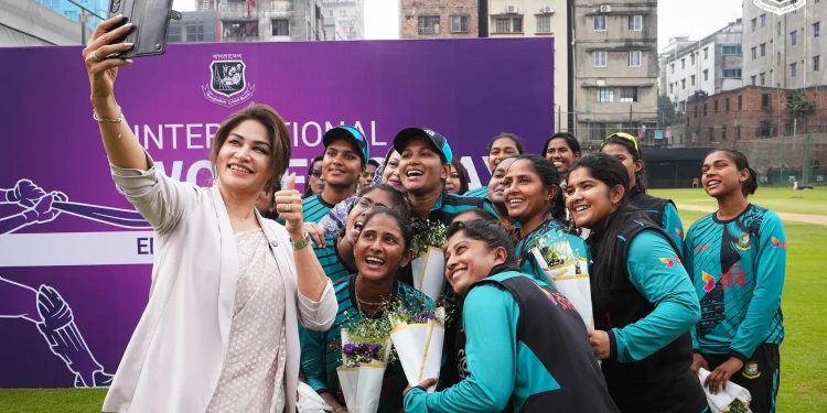 নারী ক্রিকেটারদের ফুলেল শুভেচ্ছা