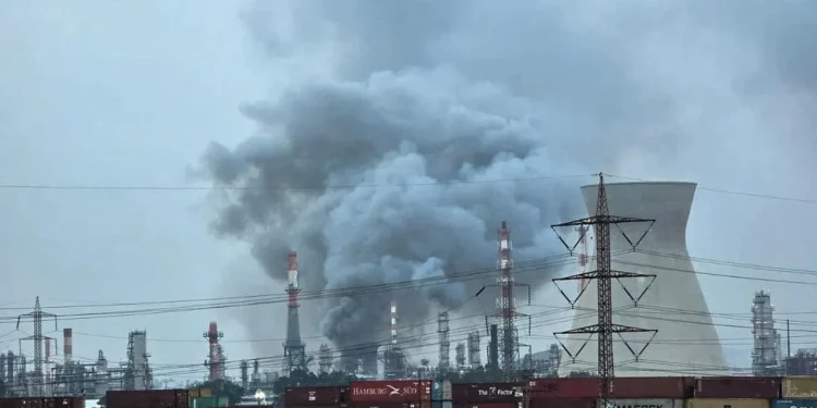 ইসরাইলের তেল শোধনাগারে ইরানের ক্ষেপণাস্ত্র হামলা