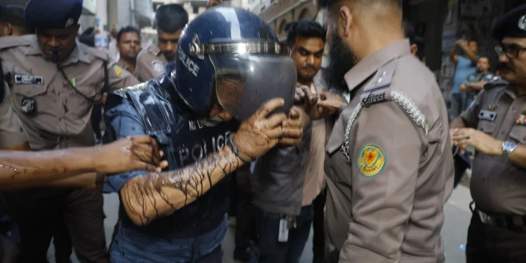 আটক মাসুদ উদ্দিন চৌধুরীর ওপর ময়লা পানি নিক্ষেপ