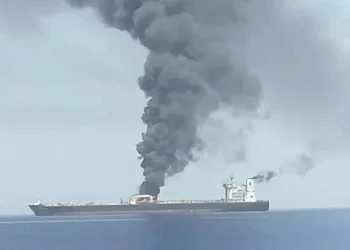 রমুজ প্রণালীতে ট্যাংকার জাহাজে হামলা, ২৪ ক্রুকে বাঁচালো ওমান