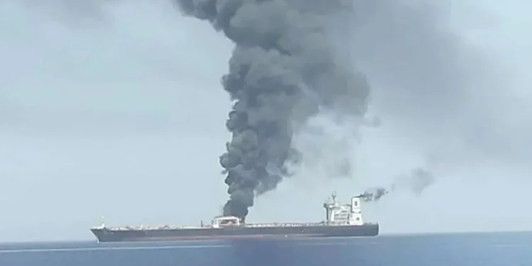 রমুজ প্রণালীতে ট্যাংকার জাহাজে হামলা, ২৪ ক্রুকে বাঁচালো ওমান