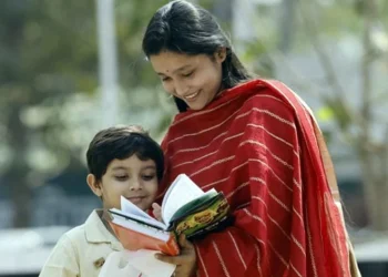 সন্তানদের নিয়ে এলেন বাবা-মা চান বইয়ের সঙ্গে বন্ধন বাড়াতে
