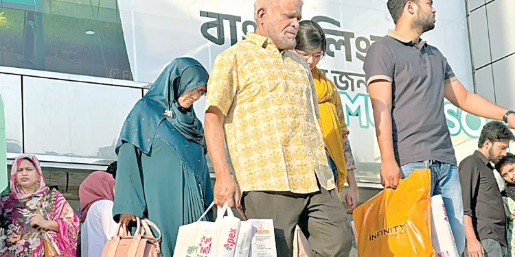 ছুটির দিনে ক্রেতামুখর মার্কেট, শপিংমল