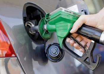 কাটেনি জ্বালানির সংকট, বহু পাম্পে দীর্ঘ লাইন