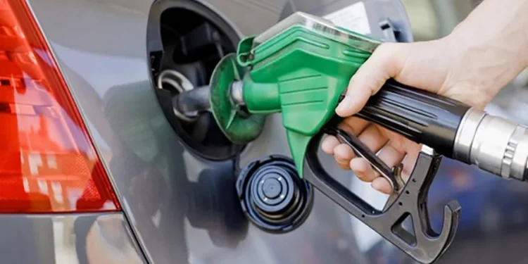 কাটেনি জ্বালানির সংকট, বহু পাম্পে দীর্ঘ লাইন