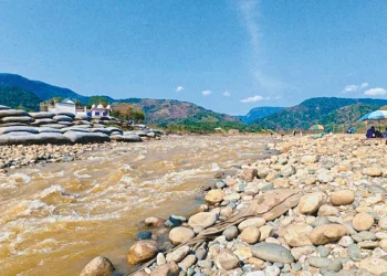 ঈদে পর্যটকদের আকর্ষণ কোম্পানীগঞ্জের সাদাপাথর