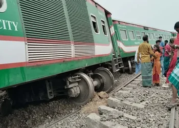 নীলসাগর এক্সপ্রেসের বগি উদ্ধার সম্পন্ন, লাইন স্থাপনের কাজ চলছে