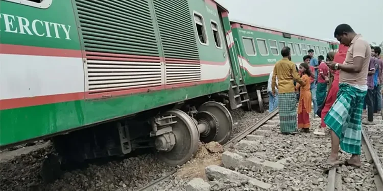 নীলসাগর এক্সপ্রেসের বগি উদ্ধার সম্পন্ন, লাইন স্থাপনের কাজ চলছে